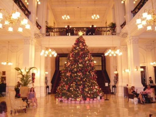 ホテルロビーのクリスマスツリー.jpg